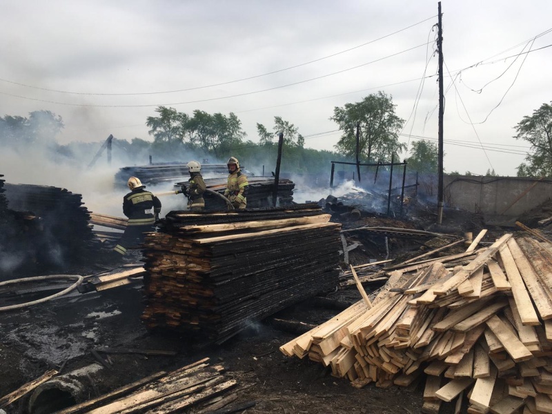 В Нижнем Тагиле днем сгорела пилорама