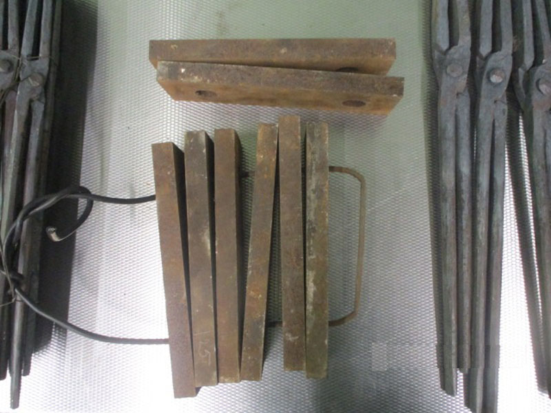 Таможня Кольцово остановила пассажира с 100 кг клещей и гильотинными ножами | В аэропорту Кольцово задержан пассажир с 100 кг клещей и 40 ножами