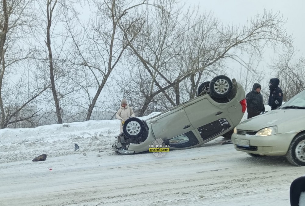 Легковушка перевернулась на крышу на путепроводе в Нижнем Тагиле | В Нижнем Тагиле легковой автомобиль перевернулся на крышу из-за колеи на путепроводе Легковушка перевернулась на крышу на путепроводе в Нижнем Тагиле | В Нижнем Тагиле легковой автомобиль перевернулся на крышу из-за колеи на путепроводе