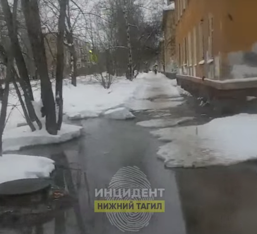 Коммунальная авария привела к затоплению улиц и домов кипятком в Нижнем Тагиле Коммунальная авария привела к затоплению улиц и домов кипятком в Нижнем Тагиле