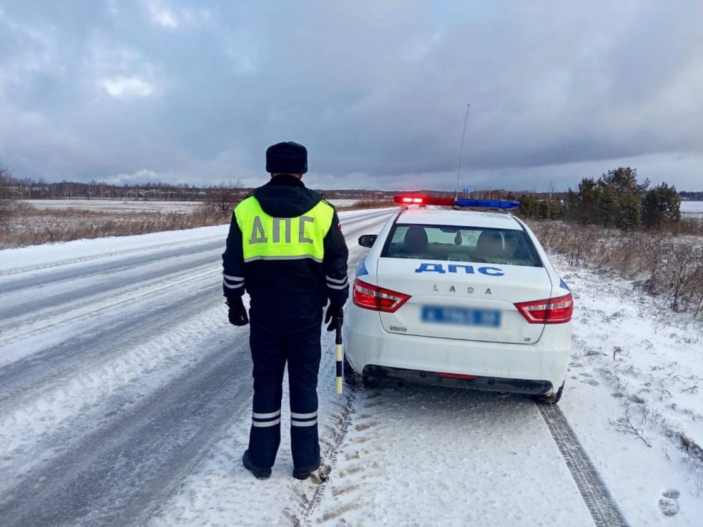 Сотрудники Госавтоинспекции Нижнего Тагила предупредили водителей о гололедице на дорогах | На Урале погодные условия осложняют ситуацию на дорогах 