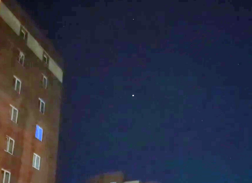 На Урале местные жители сняли на видео летающий объект в ночном небе | Свердловчане заметили в небе яркую движущуюся «звезду» На Урале местные жители сняли на видео летающий объект в ночном небе | Свердловчане заметили в небе яркую движущуюся «звезду»