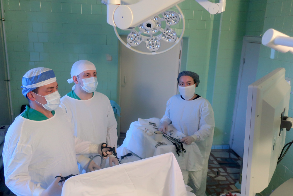 В Свердловской области хирурги успешно выполнили первую в регионе операцию по удалению надпочечника | Уральские медики впервые прооперировали пациентку с образованием надпочечника