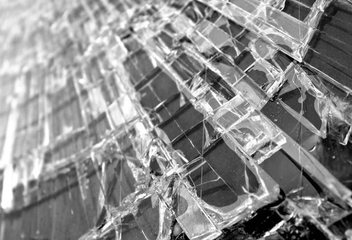 В Нижнем Тагиле таксист прокатил нетрезвого пассажира на капоте В Нижнем Тагиле таксист прокатил нетрезвого пассажира на капоте