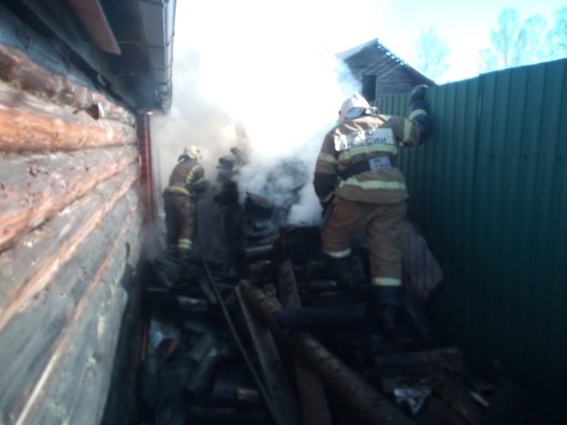 Днем в Нижнем Тагиле сгорела баня и хозпостройки