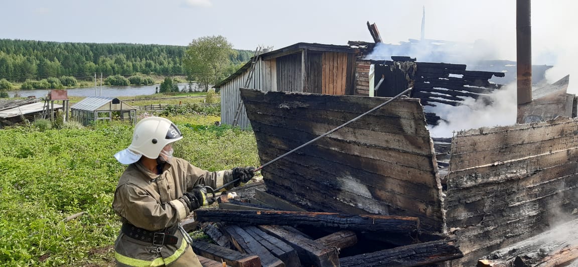 Накануне в Тагиле сгорел садовый дом, баня и хозпостройки