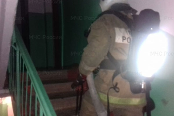 Ночью в Нижнем Тагиле в подъезде трехэтажки горел мусор Ночью в Нижнем Тагиле в подъезде трехэтажки горел мусор