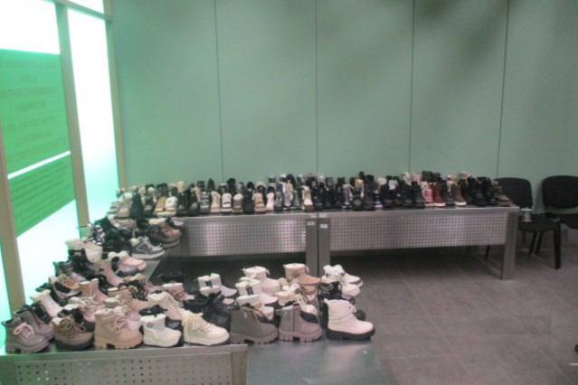 В Свердловской области таможенники остановили гражданина Китая со 190 полупарами обуви | На Урале в аэропорту остановили мужчину, который вез на продажу 190 полупар обуви В Свердловской области таможенники остановили гражданина Китая со 190 полупарами обуви | На Урале в аэропорту остановили мужчину, который вез на продажу 190 полупар обуви