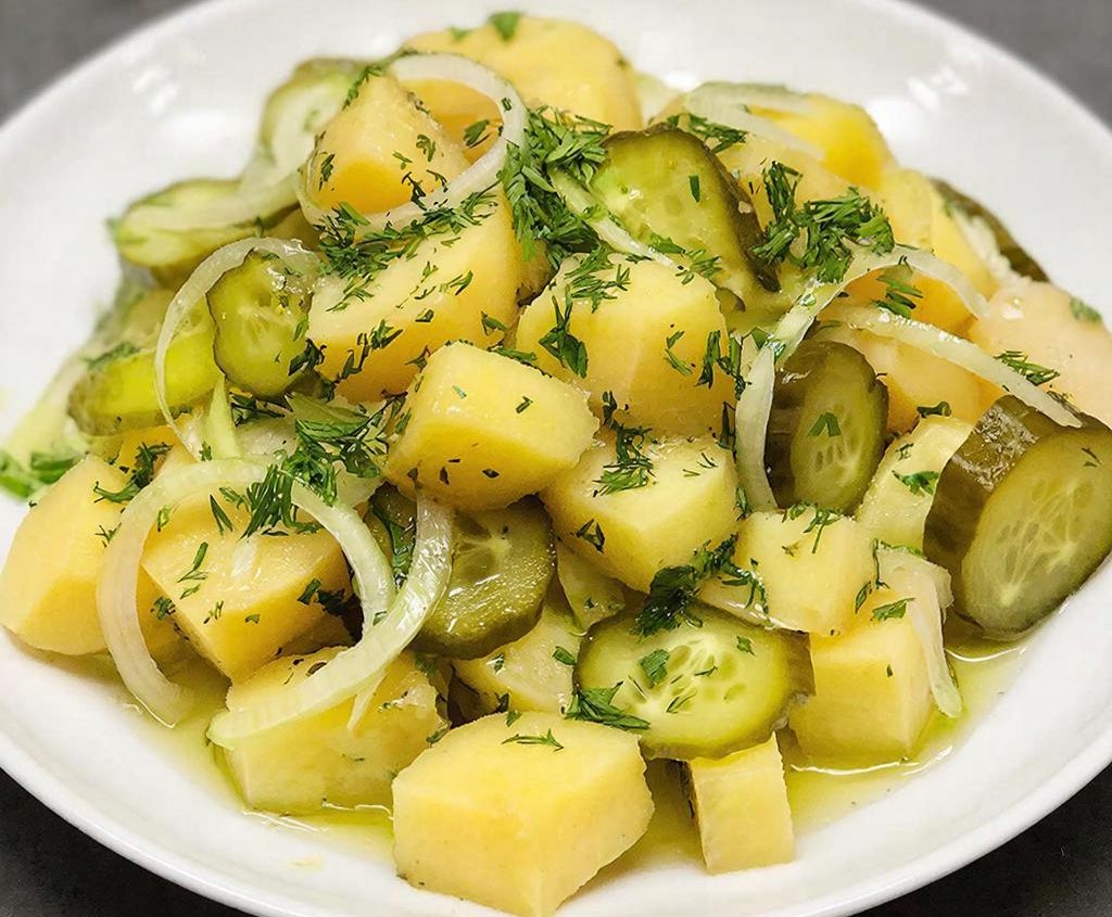 Салат «Простушка» из бабушкиной тетради: горячая картошка, огурцы и масло — вкус детства