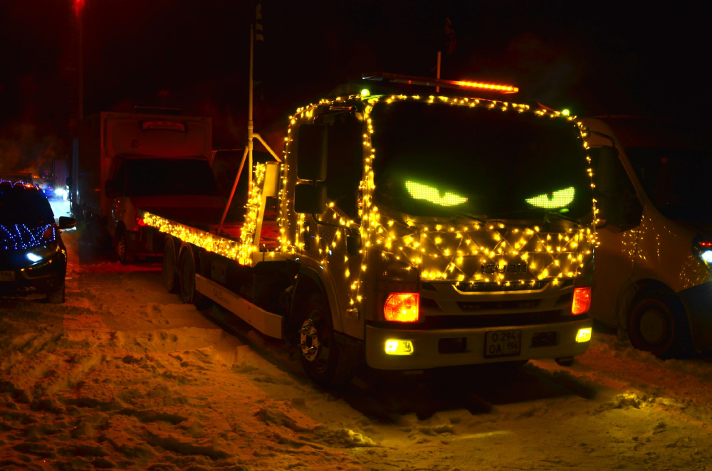 350 машин в 30-градусный мороз: в Нижнем Тагиле зажглась гигантская автоёлка | В Нижнем Тагиле 350 автомобилей выстроили в гигантскую ёлку на морозе