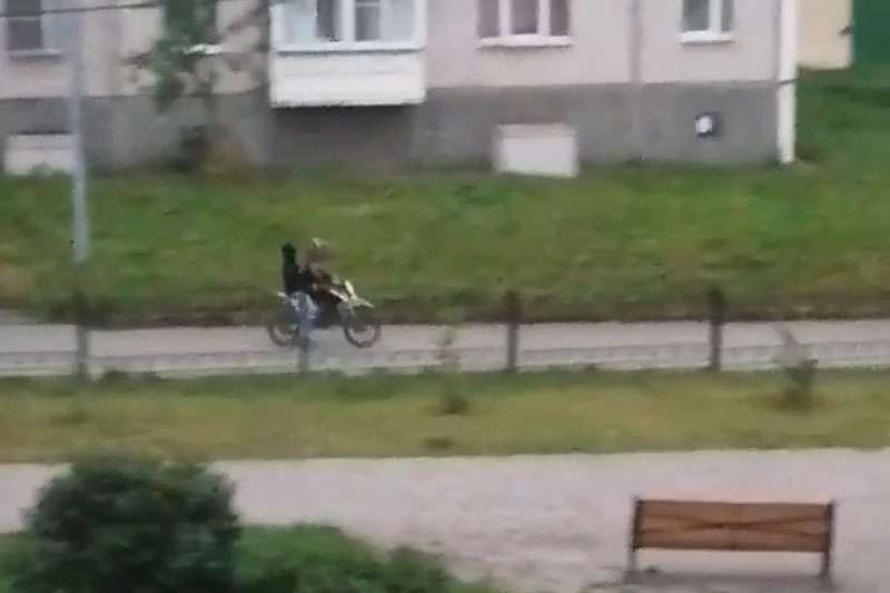 «Не дают спать»: Байкеры атаковали жителей Красного Камня в Нижнем Тагиле. Видео | Жители Нижнего Тагила возмущены шумом от подростков на мотоциклах