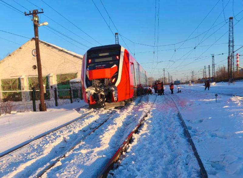 В Свердловской области произошёл сход с пути вагона пригородного поезда  | В Серове с пути сошла часть пригородного поезда 