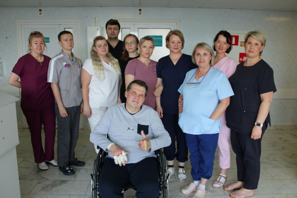 Свердловские врачи спасли жизнь шеф-повару, который получил ожоги 30% тела из-за взрыва газового баллона | На Урале медики спасли жизнь шеф-повару из Екатеринбурга, у которого в руках взорвался газовый баллон Свердловские врачи спасли жизнь шеф-повару, который получил ожоги 30% тела из-за взрыва газового баллона | На Урале медики спасли жизнь шеф-повару из Екатеринбурга, у которого в руках взорвался газовый баллон