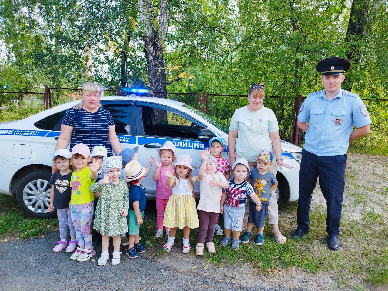 Сотрудники Госавтоинспекции Нижнего Тагила проводят познавательно - развлекательные программы по Правилам дорожного движения Сотрудники Госавтоинспекции Нижнего Тагила проводят познавательно - развлекательные программы по Правилам дорожного движения
