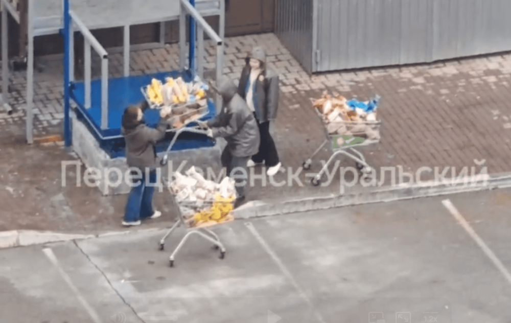Выкинули хлеб сотрудники "Пятерочки": 3 корзины на свалку, видео инцидента | 3 огромные корзины с хлебом выкинули сотрудники Пятерочки на Урале. Видео