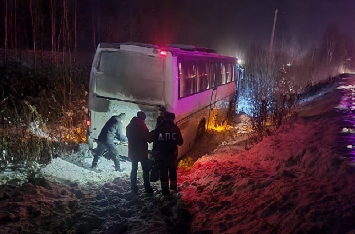 В Свердловской области автобус с 40 пассажирами вылетел в кювет В Свердловской области автобус с 40 пассажирами вылетел в кювет