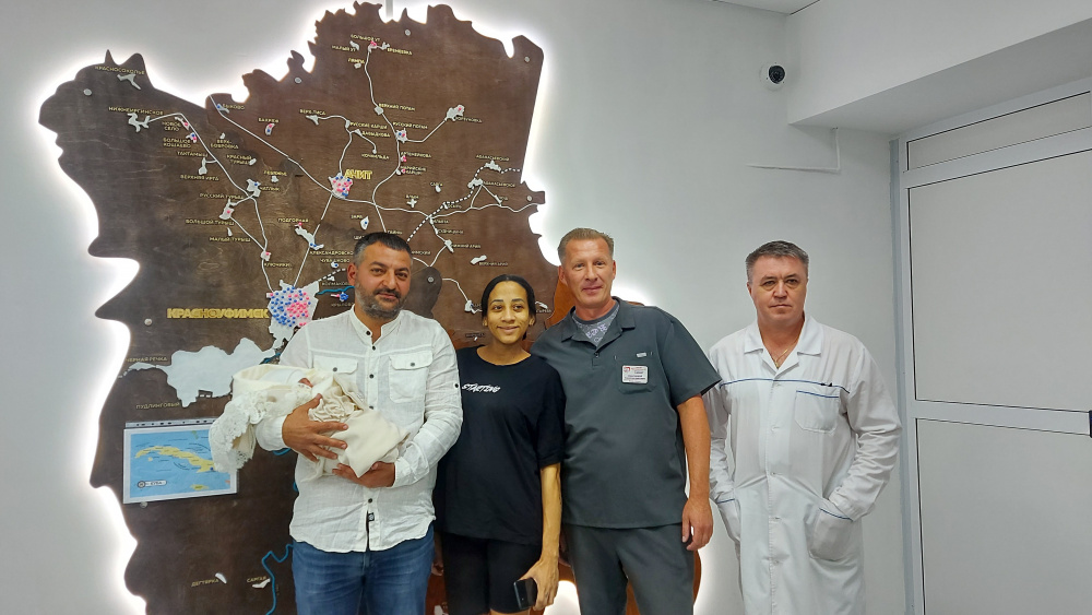 Свердловские врачи выучили испанские фразы, чтобы принять роды у женщины с Кубы | На Урале врачи помогли появиться на свет кубинскому малышу