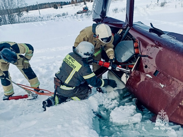 Падение частного вертолёта в Бардынском районе Пермского края: двое погибших  | Вертолёт упал в Пермском крае — два человека погибли