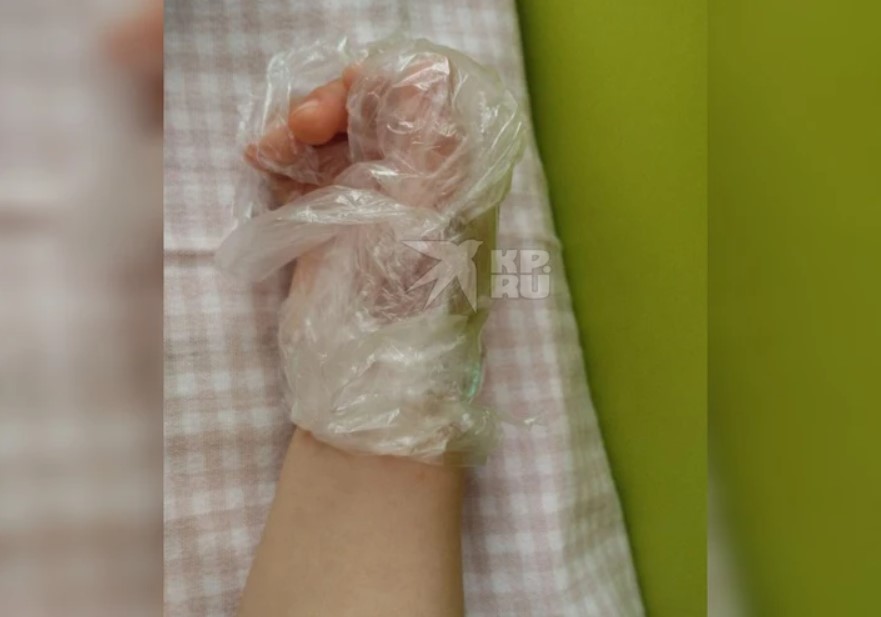 «Связали руки пакетами и скотчем»: так в екатеринбургском детском садике отучают детей сосать пальцы | Девочке в детском саду Екатеринбурга перемотали руки скотчем «Связали руки пакетами и скотчем»: так в екатеринбургском детском садике отучают детей сосать пальцы | Девочке в детском саду Екатеринбурга перемотали руки скотчем