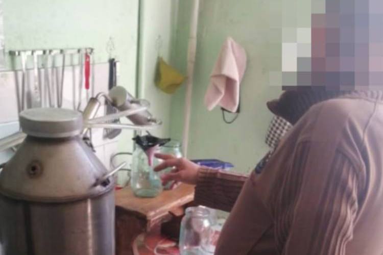 В Свердловской области мужчина попросил подождать судебных приставов, пока он доварит самогон  | На Урале судебные приставы застали должника за приготовлением самогона 