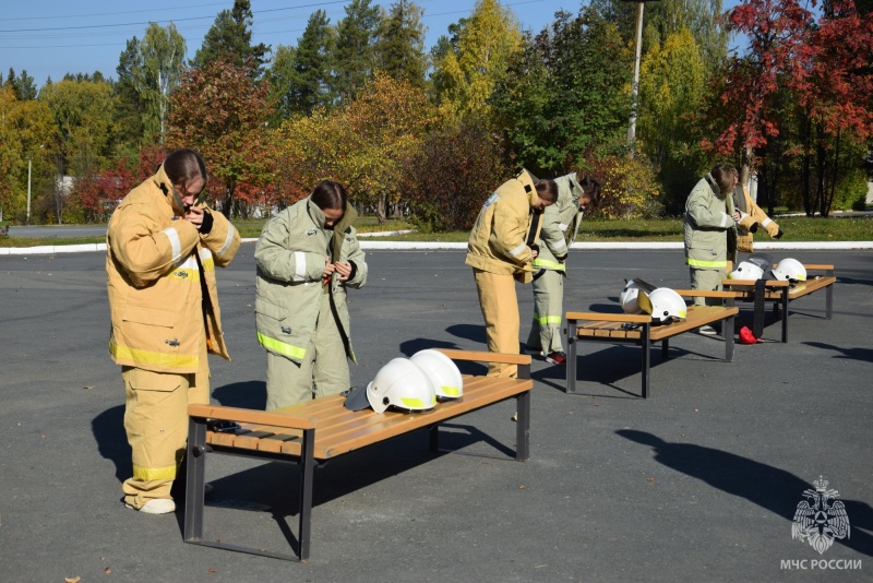 Юные пожарные Свердловской области соревнуются в мастерстве и безопасности на слете Юные пожарные Свердловской области соревнуются в мастерстве и безопасности на слете