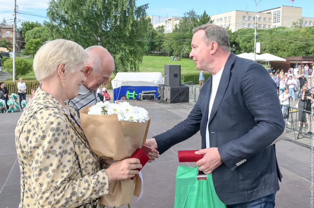 Как тагильчане отметили День семьи, любви и верности: празднование прошло в парке имени Бондина | В День семьи, любви и верности уральцам вручили знаки отличия за долгий брак