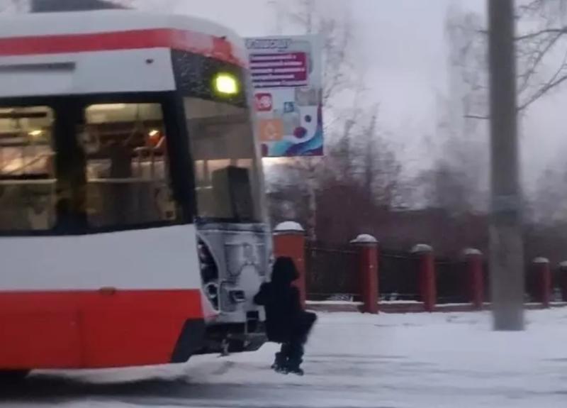 В Нижнем Тагиле заметили малолетнего «зайца» на трамвае | В Нижнем Тагиле очевидцы заметили малолетнего зацепера на трамвае