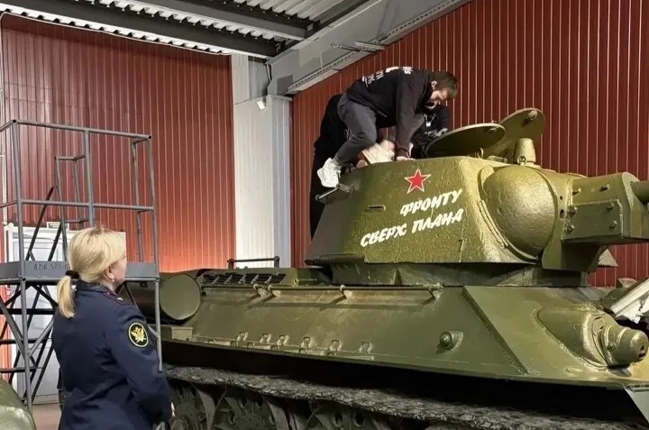 Малолетним преступникам в Нижнем Тагиле показали легендарные танки | В Нижнем Тагиле малолетним преступникам показали легендарные танки