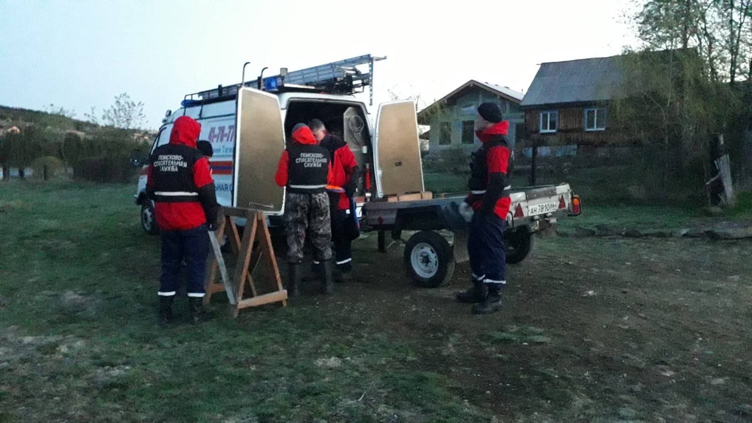 Спасатели МБУ "Центр защиты населения" спасили туристов севших на мель Спасатели МБУ "Центр защиты населения" спасили туристов севших на мель