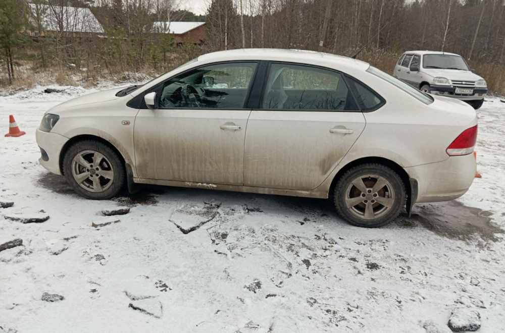 Машина наехала на своего водителя: ГИБДД Нижнего Тагила разыскивает очевидцев странного ДТП у родника в Песчаном | ГИБДД Нижнего Тагила разыскивает очевидцев ДТП, в котором машина наехала на своего водителя
