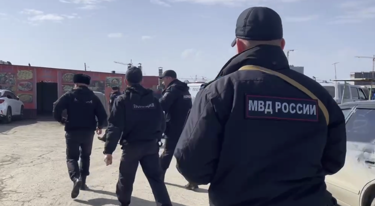 В Екатеринбурге прошел профилактический рейд по соблюдению миграционного законодательства | На Урале провели профилактический рейд по соблюдению миграционного законодательства