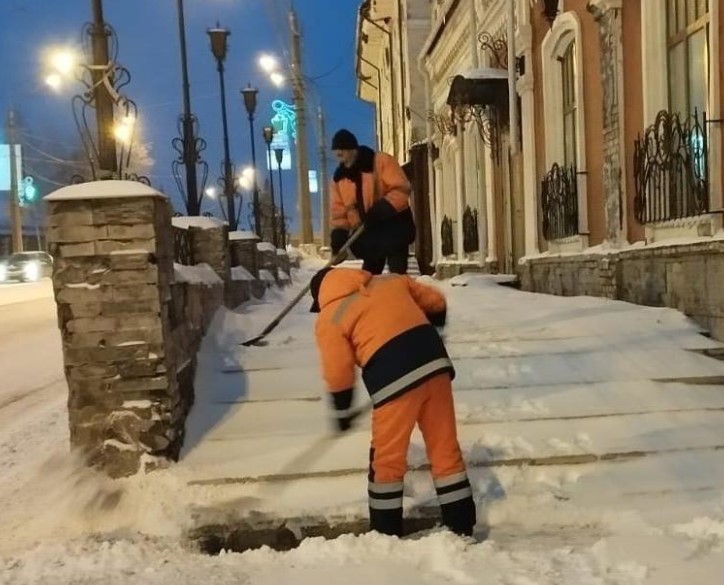 В Нижнем Тагиле коммунальщики активно очищают улицы от снега | Коммунальщики Нижнего Тагила стали активно очищать улицы