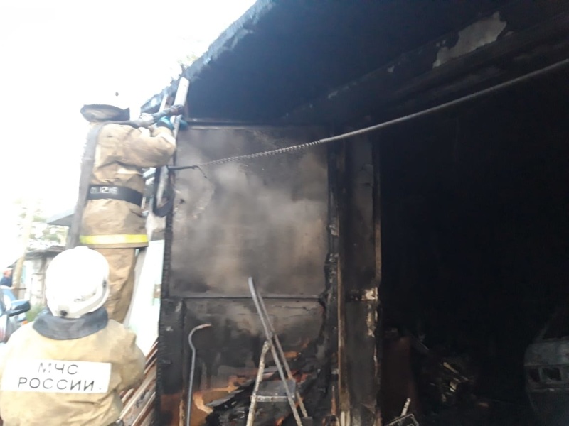 Ранним утром в Нижнем Тагиле сгорела частная баня и гараж Ранним утром в Нижнем Тагиле сгорела частная баня и гараж