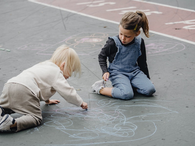 Тагильчане возмущены поведением детей, которые лазают по мемориалу, установленному на Площади Славы в Дзержинском районе Тагильчане возмущены поведением детей, которые лазают по мемориалу, установленному на Площади Славы в Дзержинском районе