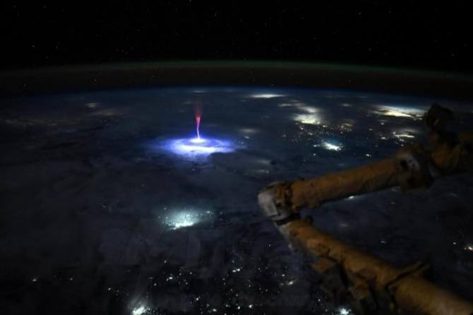 Астронавт на МКС запечатлела один из самых редких и красивых видов огромной молнии | Астронавт сняла с орбиты редкое атмосферное явление – спрайт