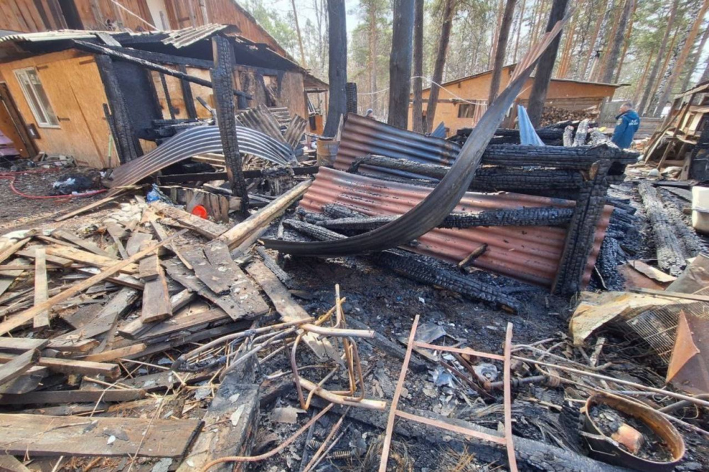 В Нижнем Тагиле пожар начался рано утром, когда вся семья спала | На Урале пожар уничтожил 25 кур, находившихся внутри постройки