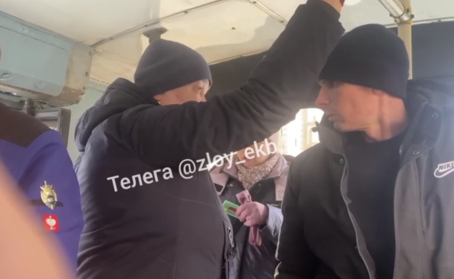 Дебош в троллейбусе: пассажир усмирил безбилетника ударом лоб в лоб | На Урале пассажир троллейбуса устроил дебош