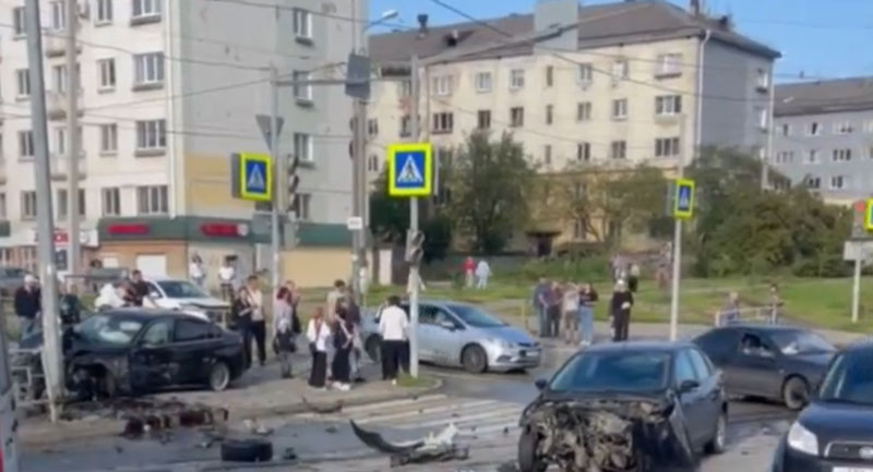 Жесткое ДТП в Нижнем Тагиле: очевидцы спасли водителя BMW до приезда скорой | В Нижнем Тагиле BMW врезался в столб на перекрёстке — водитель в больнице