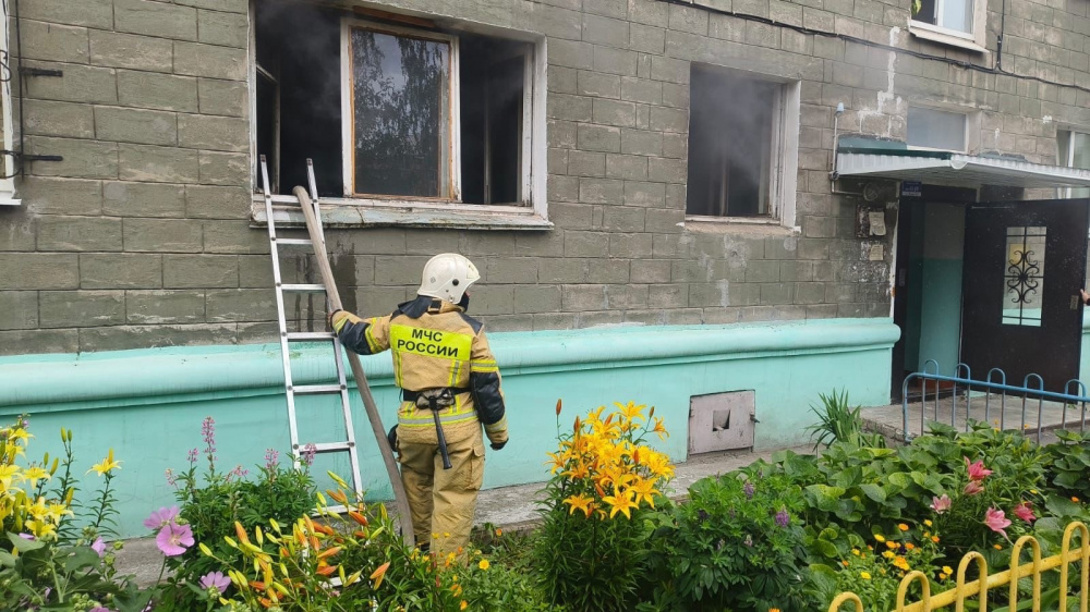 В Нижнем Тагиле из пожара спасли женщину | Сотрудники МЧС спасли женщину из пожара в Нижнем Тагиле