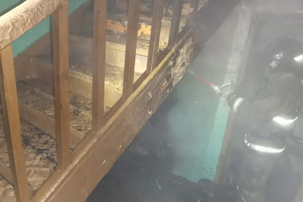 Накануне вечером в Нижнем Тагиле в пятиэтажке в подъезде загорелся мусор