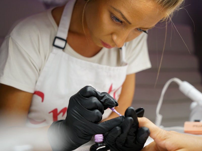 Можно ли заразиться ВИЧ на маникюре: эксперт оценила вероятность  | Сотрудник центра СПИДа рассказала, можно ли заразиться ВИЧ на маникюре