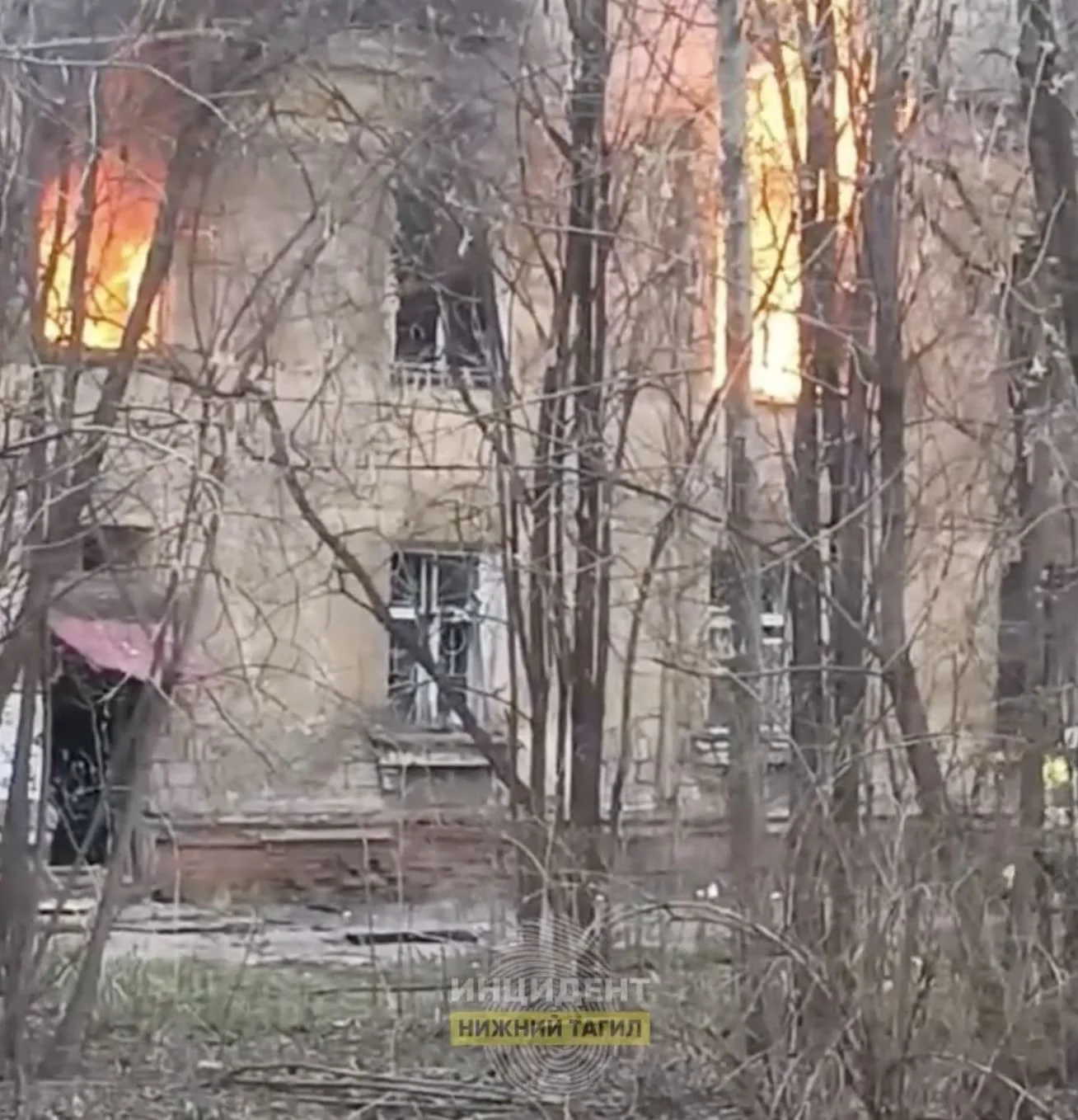 В расселённом доме на Лебяжинской в Нижнем Тагиле хулиганы жгут костры